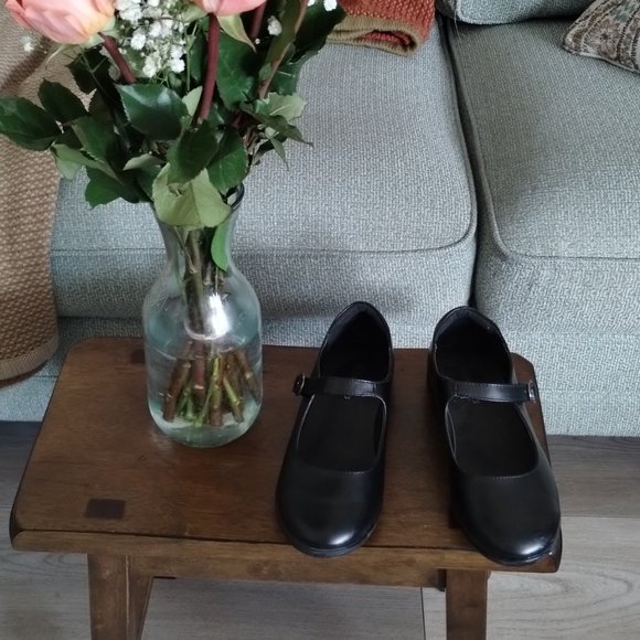 Big Girls Black Mary Janes (size 5) $15 - Picture 3 of 3